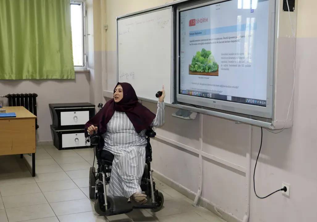 Antalya’da Engelli Öğretmenin Azmi: Asansör 2 Aydır Arızalı, Dersler Devam Ediyor 4